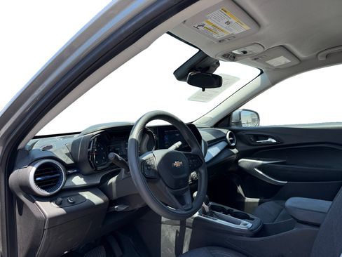 Used 2024 Chevrolet Trax LS w/ LS Convenience Package FWD image 9