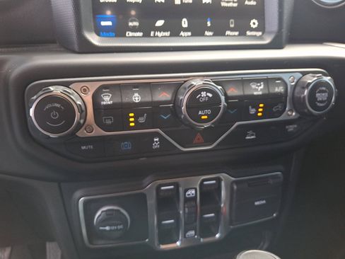 Used 2023 Jeep Wrangler Unlimited Sahara w/ Cold Weather Group AWD/4WD image 15