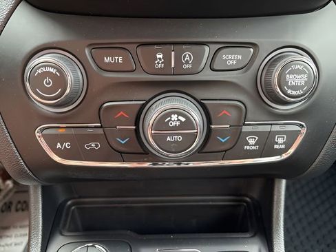 Used 2022 Jeep Cherokee Trailhawk w/ Trailer Tow Group AWD/4WD image 12