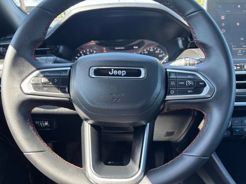 Used 2025 Jeep Compass Trailhawk AWD/4WD image 28