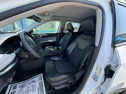 Used 2022 Jeep Compass Latitude w/ Sun and Sound Group AWD/4WD image 8