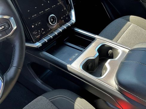 Used 2025 GMC Acadia Elevation image 10