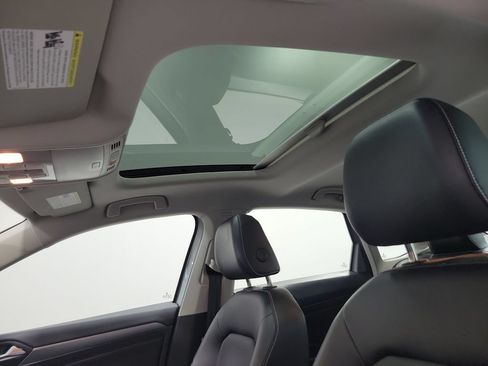 Used 2023 Volkswagen Jetta SE w/ Panoramic Sunroof Package FWD image 2