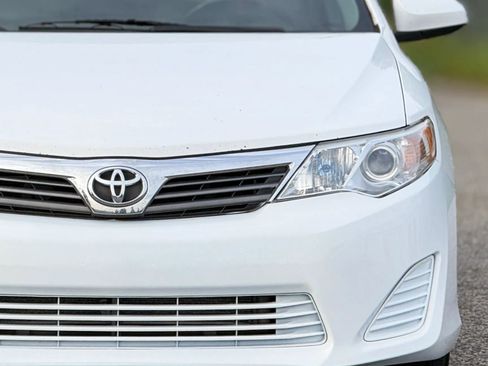 Used 2014 Toyota Camry L image 12