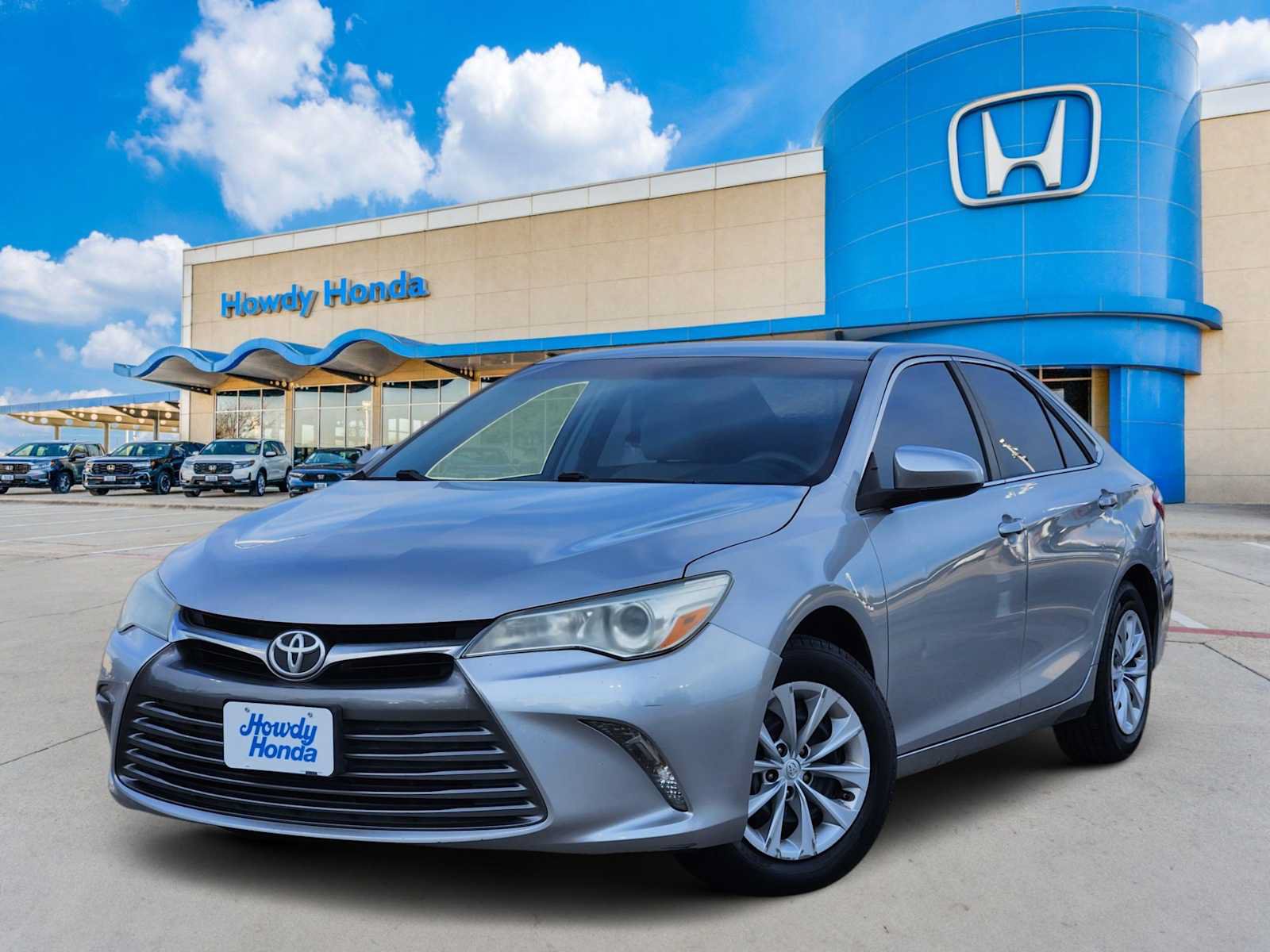 Used 2016 Toyota Camry LE FWD image 1