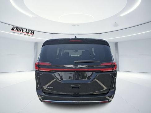 Used 2023 Chrysler Pacifica Touring-L FWD image 4