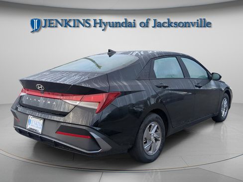 New 2025 Hyundai Elantra SE image 5