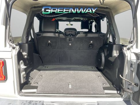 Used 2018 Jeep Wrangler Unlimited Sahara AWD/4WD image 9
