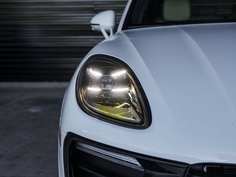 Certified 2026 Porsche Macan AWD/4WD image 11