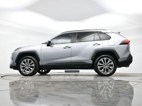 Used 2022 Toyota RAV4 XLE Premium image 31