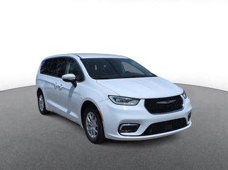 Used 2023 Chrysler Pacifica Touring-L FWD video 2