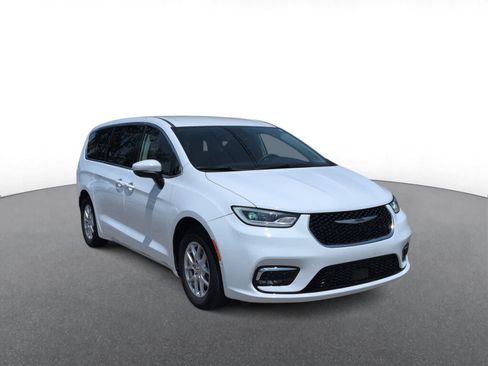 Used 2023 Chrysler Pacifica Touring-L FWD image 2