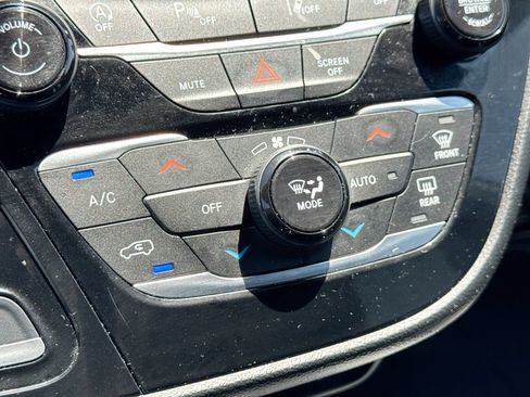 Used 2025 Chrysler Pacifica Select FWD image 18