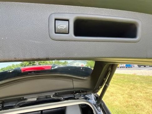 Used 2022 Toyota Highlander XLE AWD/4WD image 22
