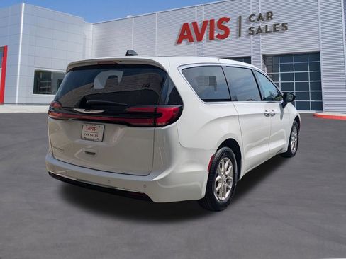 Used 2025 Chrysler Pacifica Select image 6