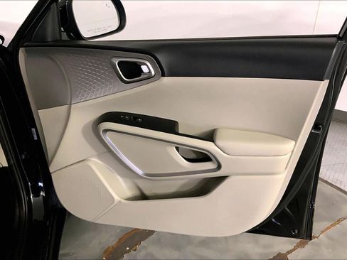 Used 2025 Kia Soul LX w/ LX Technology Package FWD image 25