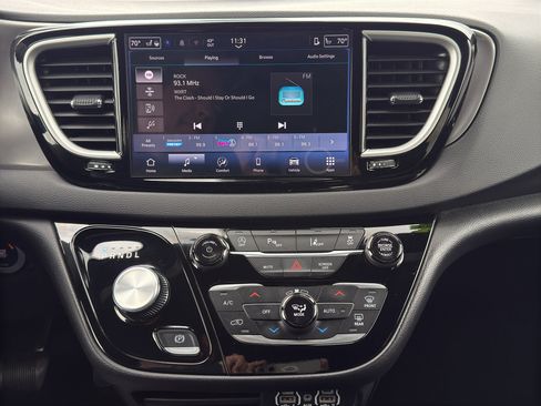 Used 2025 Chrysler Pacifica Select FWD image 21