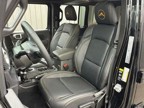 Used 2025 Jeep Wrangler Unlimited Sahara image 21