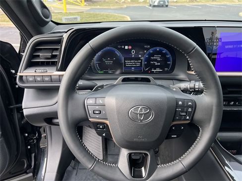 Used 2025 Toyota Crown Signia image 12