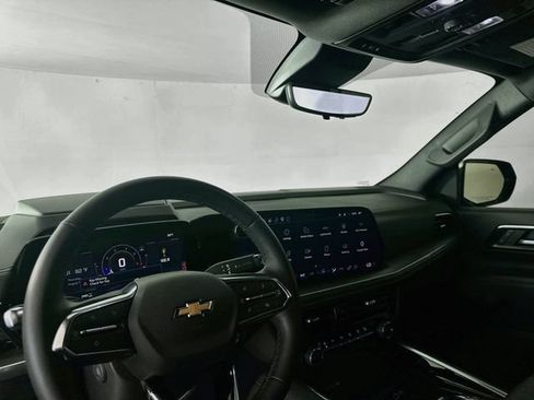 Used 2025 Chevrolet Tahoe Premier AWD/4WD image 9