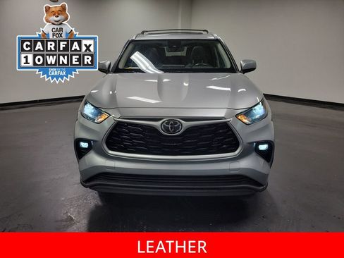 Used 2022 Toyota Highlander XLE AWD/4WD image 3