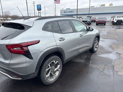 Used 2024 Chevrolet Trax LT w/ Driver Confidence Package image 4