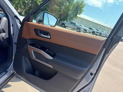 Used 2025 Nissan Pathfinder Platinum w/ Black Appearance Package AWD/4WD image 14