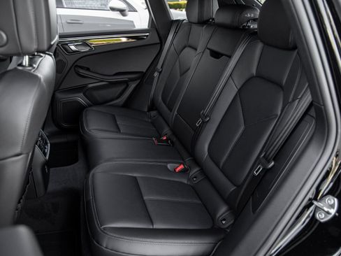 Certified 2026 Porsche Macan AWD/4WD image 35