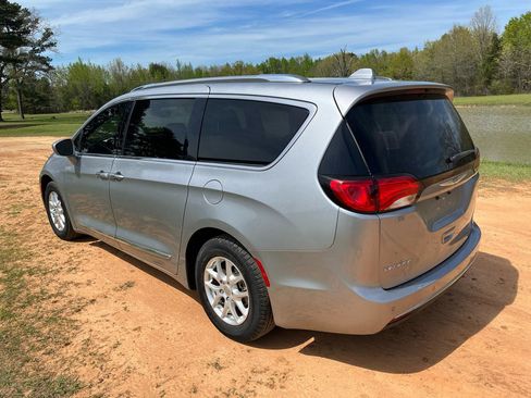Used 2020 Chrysler Pacifica Touring-L image 6