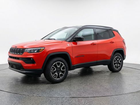 Used 2025 Jeep Compass Trailhawk AWD/4WD image 3
