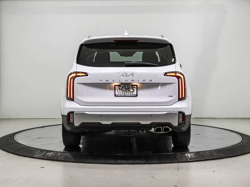 Used 2024 Kia Telluride EX w/ EX Captain's Chair Package AWD/4WD image 3