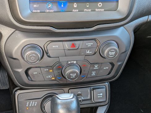 Used 2023 Jeep Renegade Latitude AWD/4WD image 25