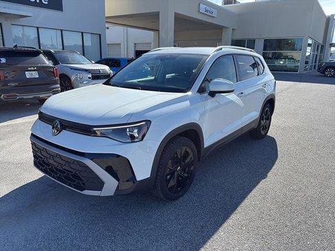 Certified 2025 Volkswagen Taos SE w/ Black Wheel Package image 3