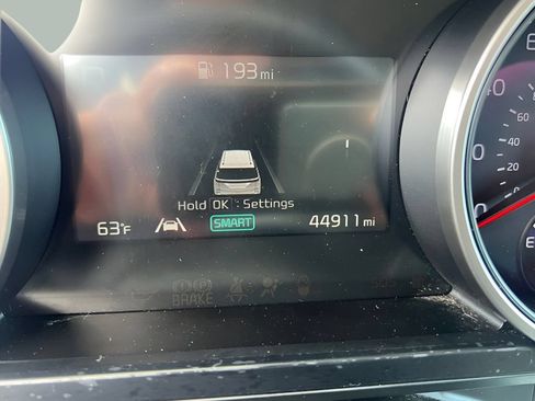 Used 2024 Kia Carnival LX FWD image 13