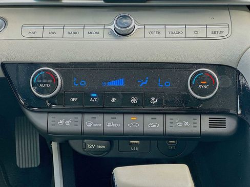 Used 2025 Hyundai Elantra Limited FWD image 17