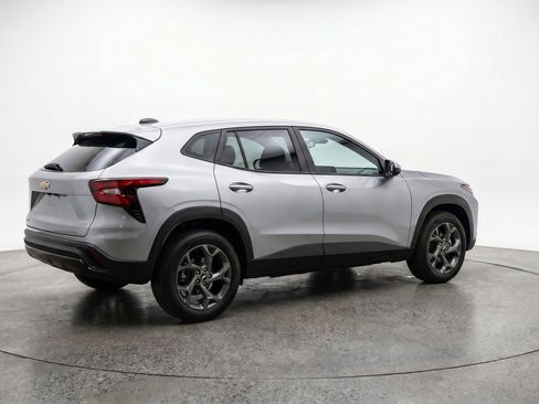 Used 2025 Chevrolet Trax LT FWD image 9