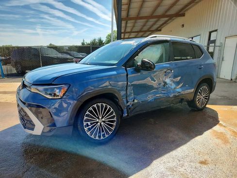 Used 2026 Volkswagen Taos SE FWD image 2