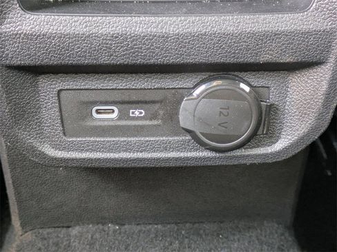 Used 2024 Volkswagen Tiguan SE image 17