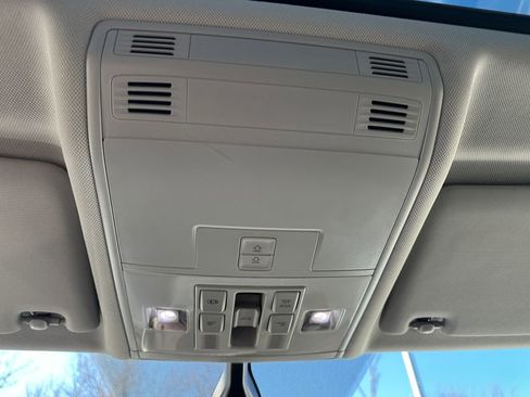 Used 2019 Volkswagen Tiguan SE w/ Panoramic Sunroof Package image 27