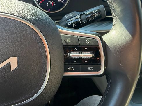 Used 2023 Kia Carnival LX FWD image 14