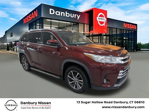Used 2017 Toyota Highlander XLE AWD/4WD image 1