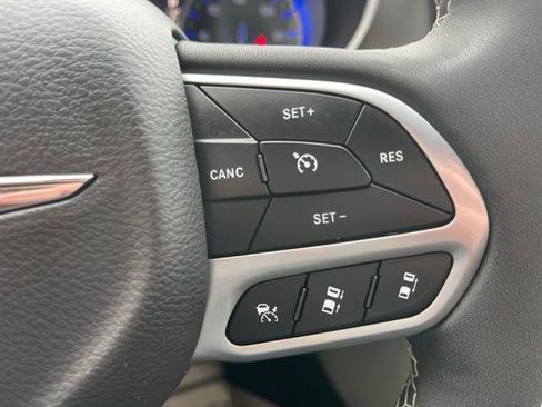 Used 2024 Chrysler Pacifica Touring-L image 23