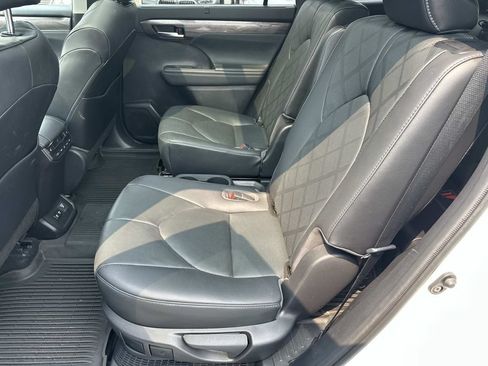Used 2021 Toyota Highlander Platinum AWD/4WD image 12