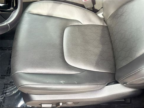 Used 2025 Kia Carnival FWD image 22