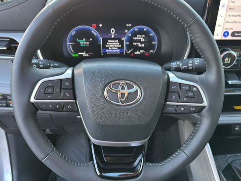 Used 2024 Toyota Highlander Platinum image 18