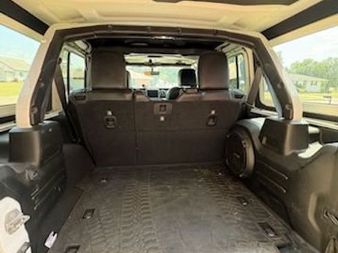 Used 2018 Jeep Wrangler Unlimited Sahara AWD/4WD image 13