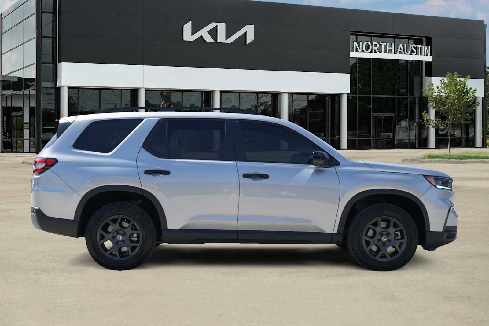Used 2025 Honda Pilot TrailSport image 6