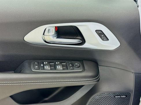 New 2026 Chrysler Pacifica Limited w/ Uconnect Theater Family Group image 18