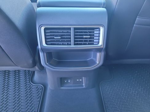 Used 2025 Volkswagen Atlas Cross Sport SE image 17