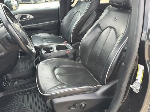 Used 2018 Chrysler Pacifica Limited w/ Advanced Safetytec Group FWD image 47